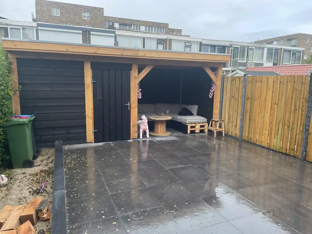 Grote houten overkapping in aanbouw door Klusbedrijf Biever