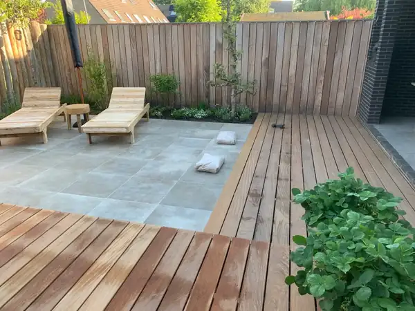 Aangelegde tuin met vlonder en bestrating door Klusbedrijf Biever