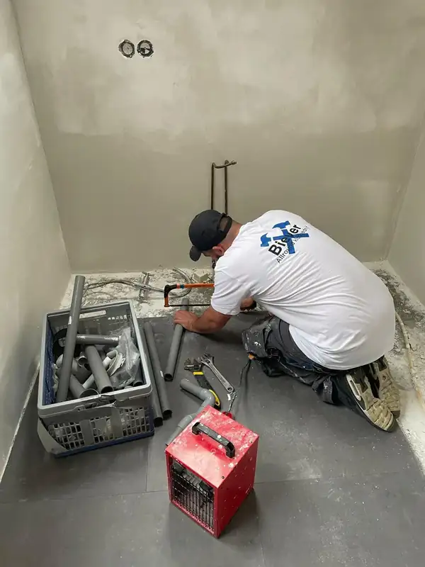 Loodgieter van Klusbedrijf Biever aan het werk aan leidingwerk